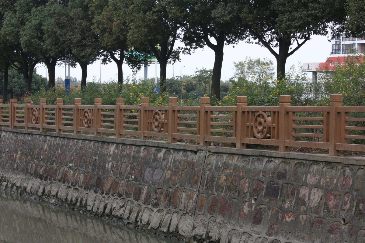 河边公园混凝土仿木栏杆